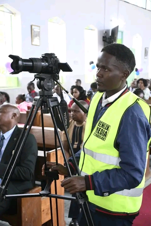 Event Photo Cameraman Church Full Body Congregation