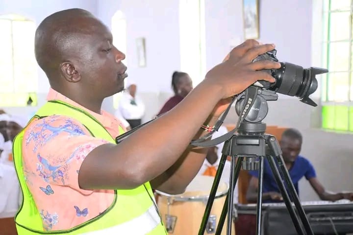 Event Photo Cameraman Church Close Up Adjusting Camera