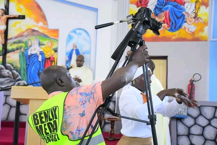 Event Photo Cameraman Church Adjusting Tripod Mural Bg